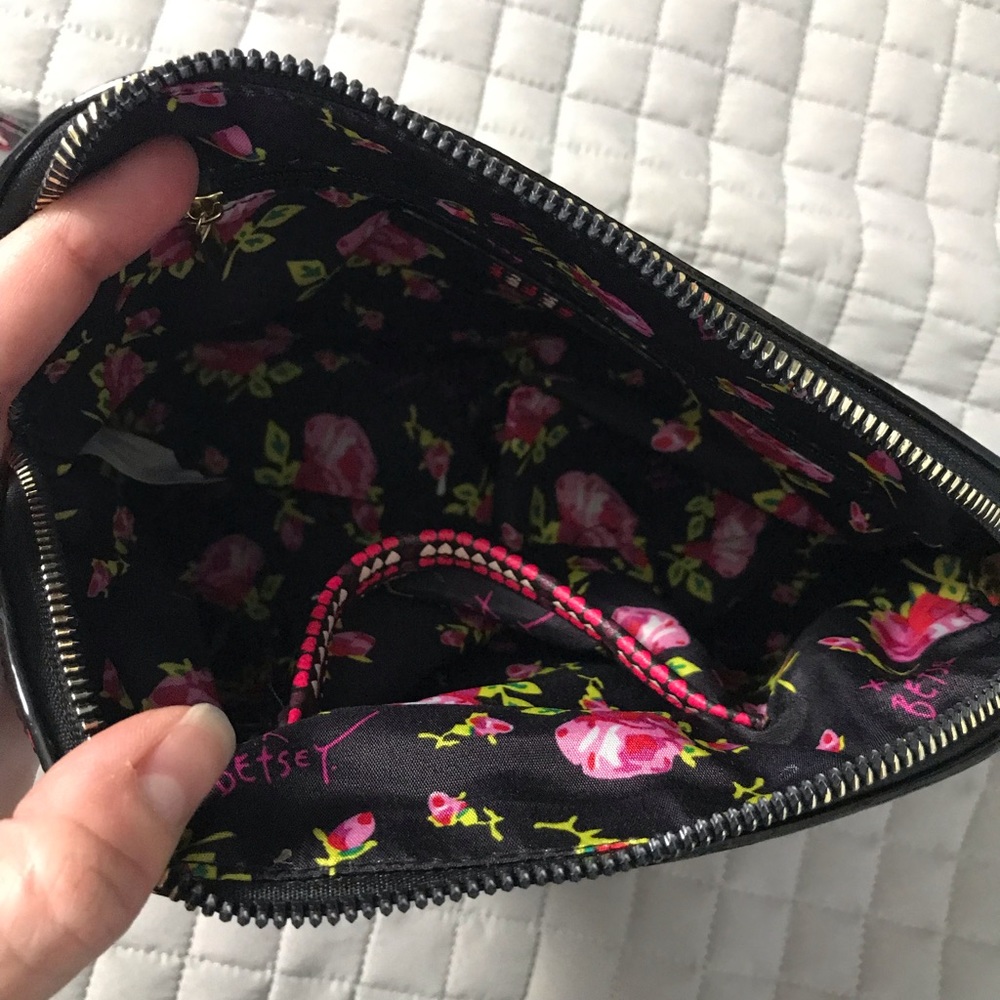 ❗️Last Chance❗️Betsey Johnson Crossbody Dome Purse - Picture 4 of 5